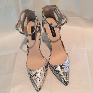 Sophia & Lee Stilettos Size 8.5 BlackGray Snakeskin Edgy Coquette Bold Neutral